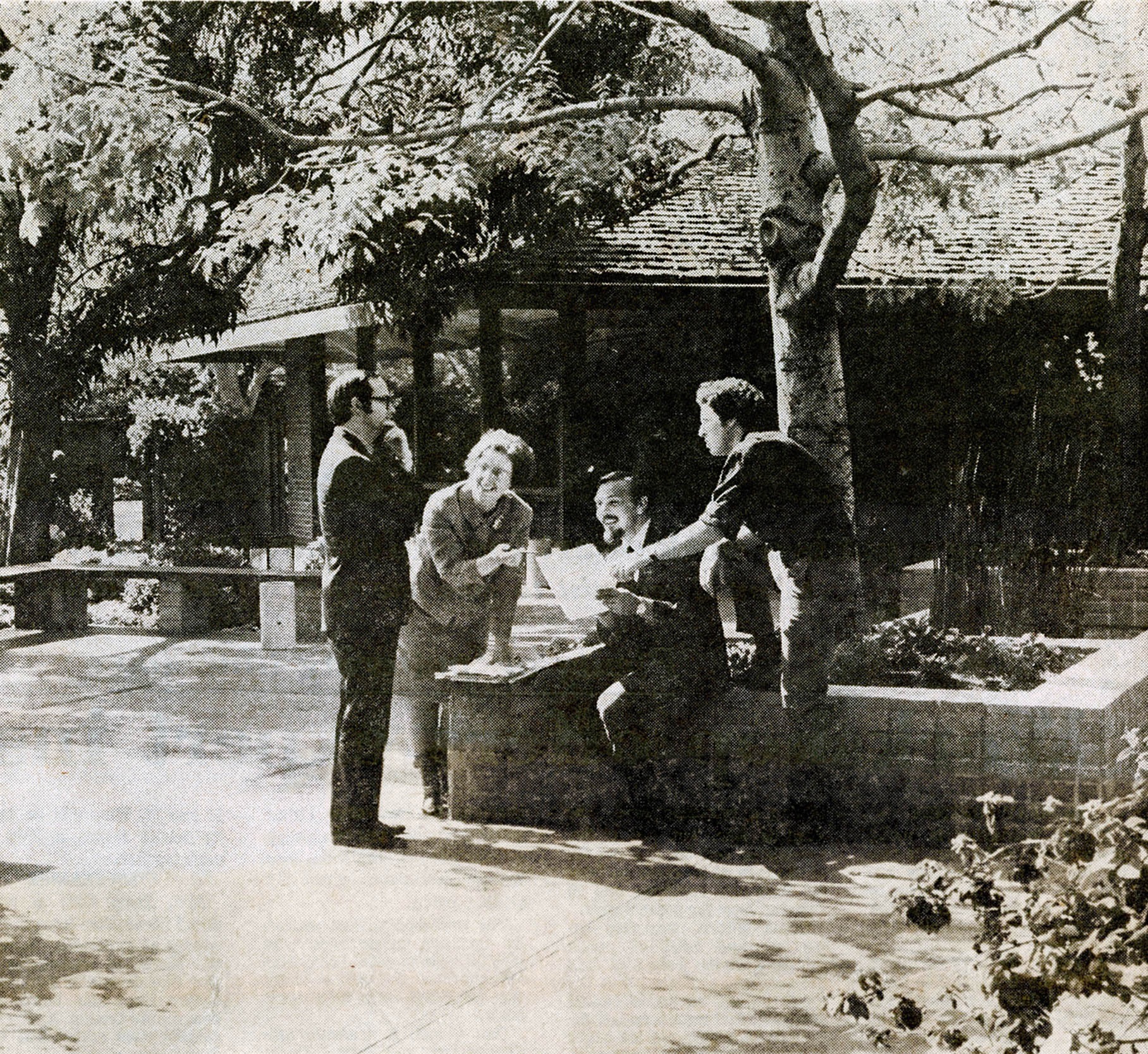 historic photograph of group in Art Center's sculpture garden