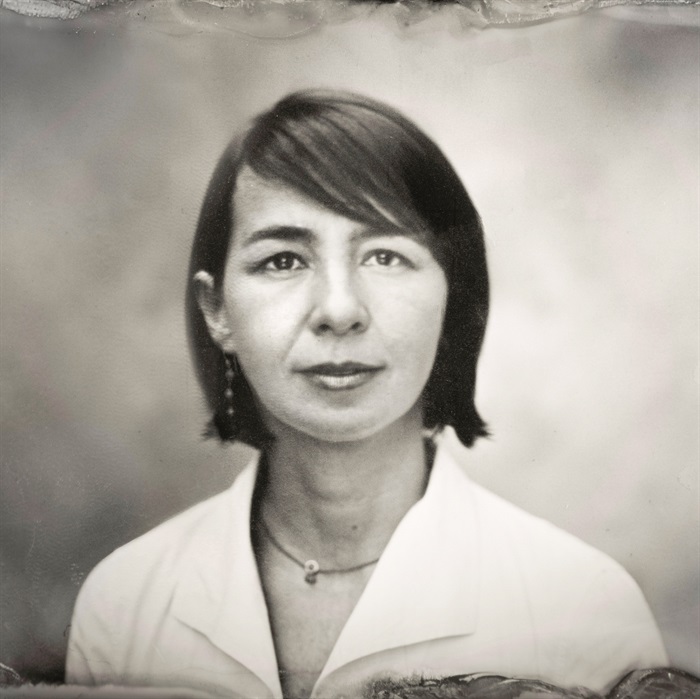 Headshot of artist Yulia Pinkusevich in black and white